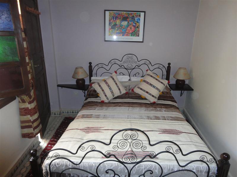 Chambre Romarin du Riad Dar Yanis — lit 140 au 1er étage, climatisée