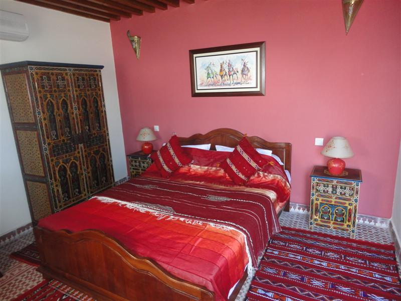 Chambre Roses du Riad Dar Yanis — lit 160, terrasse, climatisée