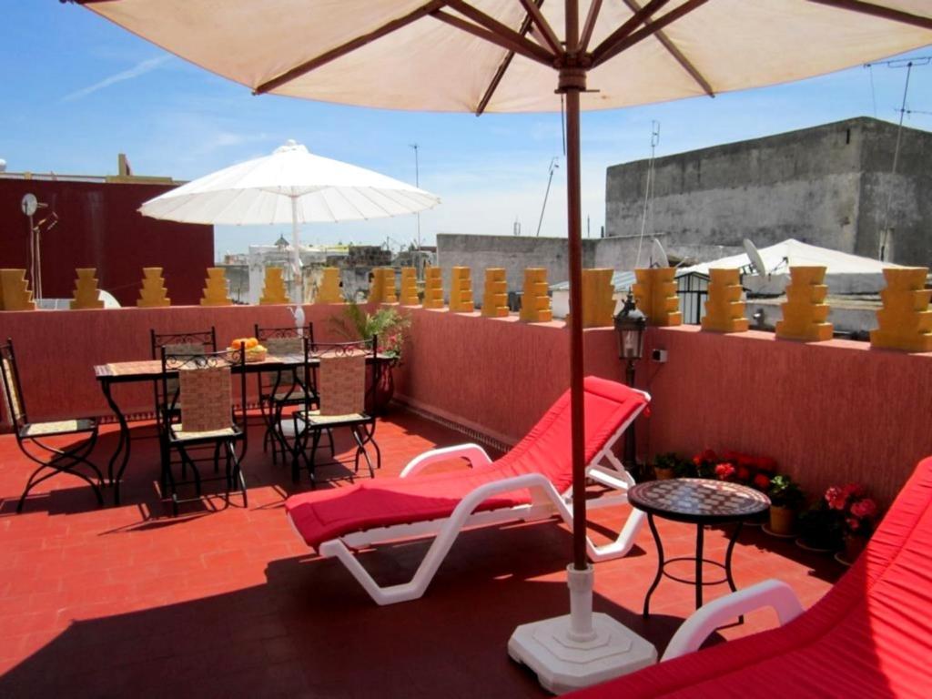 Terrasse du Riad Dar Yanis avec vue sur les toits de la médina de Rabat