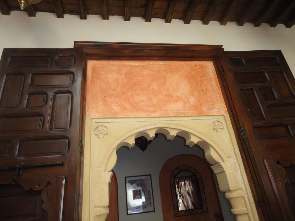 Arche en plâtre sculpté et boiseries traditionnelles