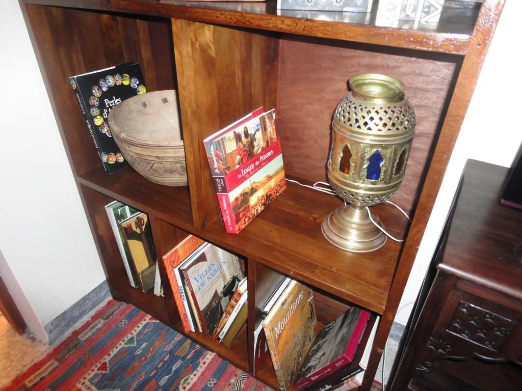 Bibliothèque du salon commun avec objets marocains
