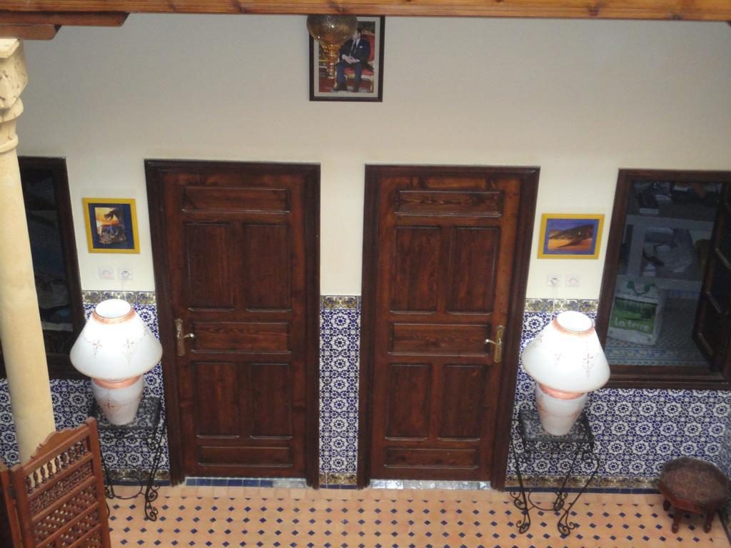 Portes en bois des chambres autour du patio