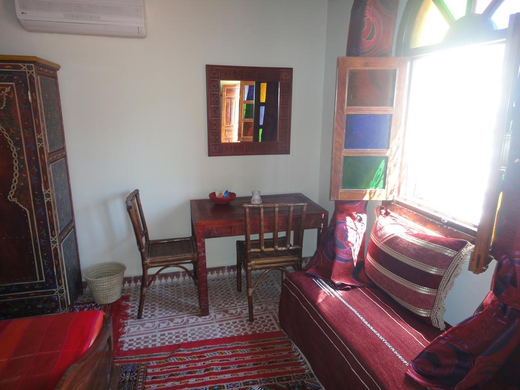 Coin salon et bureau dans une chambre du riad