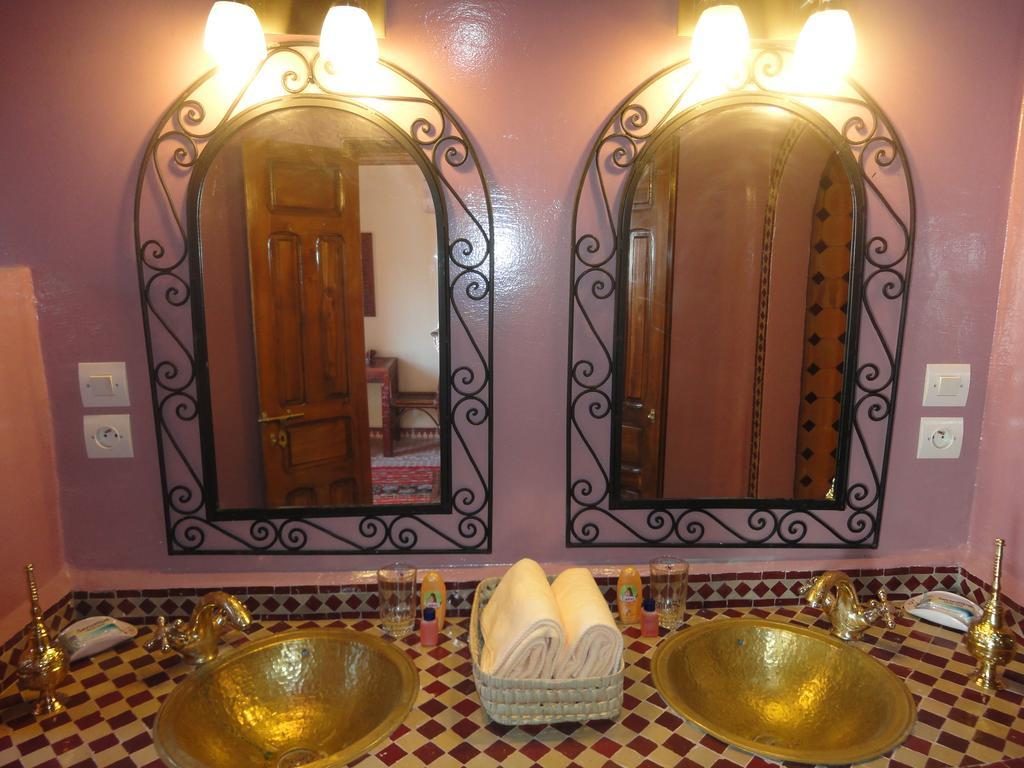 Salle de bains avec double vasque en cuivre et zellige