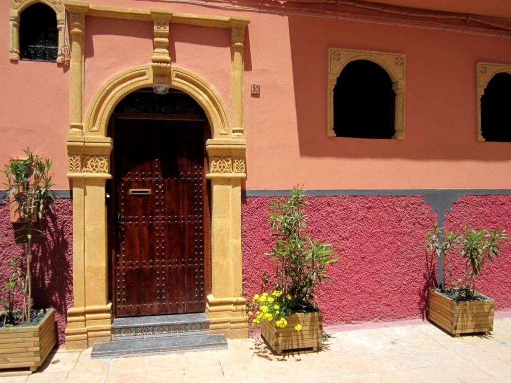 Porte d'entrée sculptée du Riad Dar Yanis dans la médina de Rabat