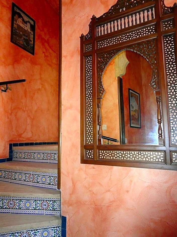Escalier en zellige et miroir marocain