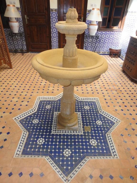 Fontaine du patio sur une étoile de zellige bleu