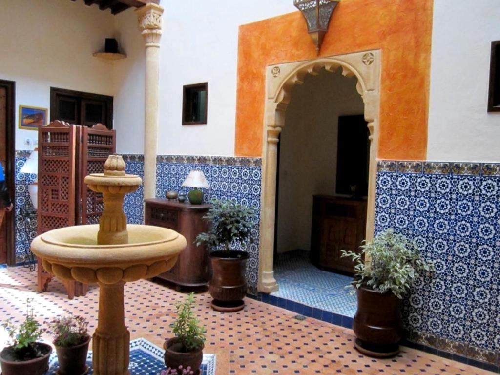 Fontaine traditionnelle en zellige dans le patio du riad