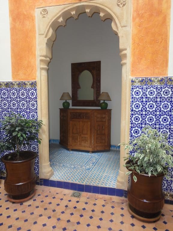 Niche en arc décorée de zellige dans le patio