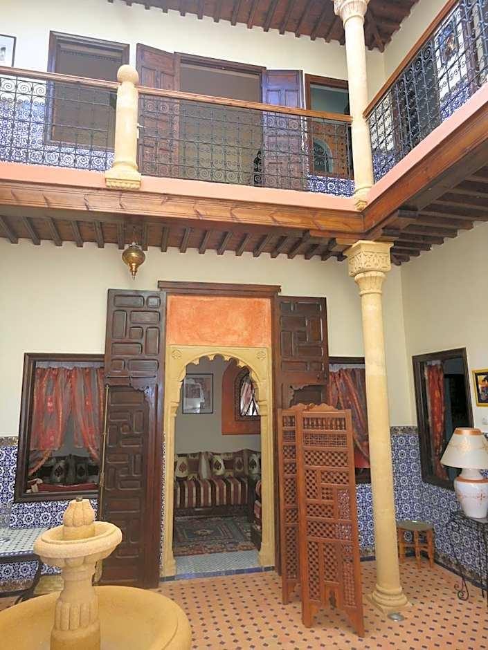 Patio du riad et portes en bois des chambres