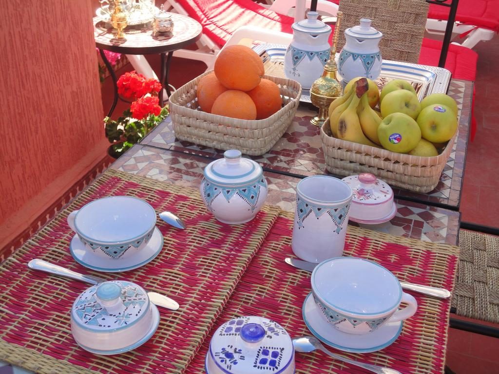Petit-déjeuner marocain : fruits frais, confitures et thé