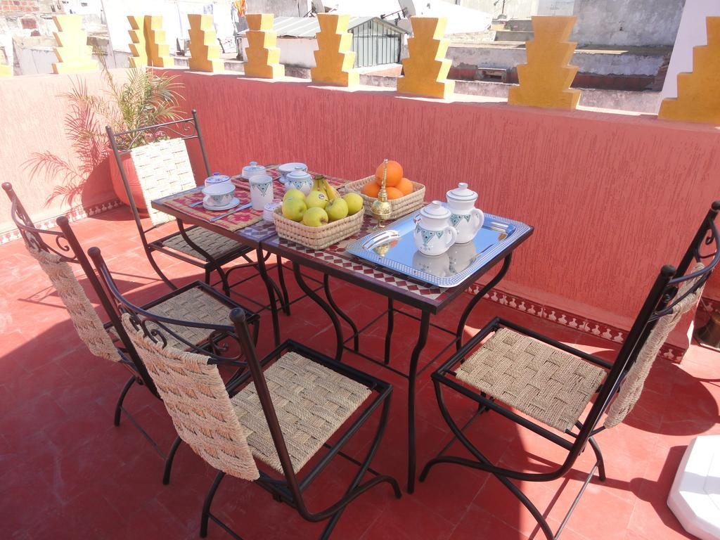 Table du petit-déjeuner dressée sur la terrasse du riad