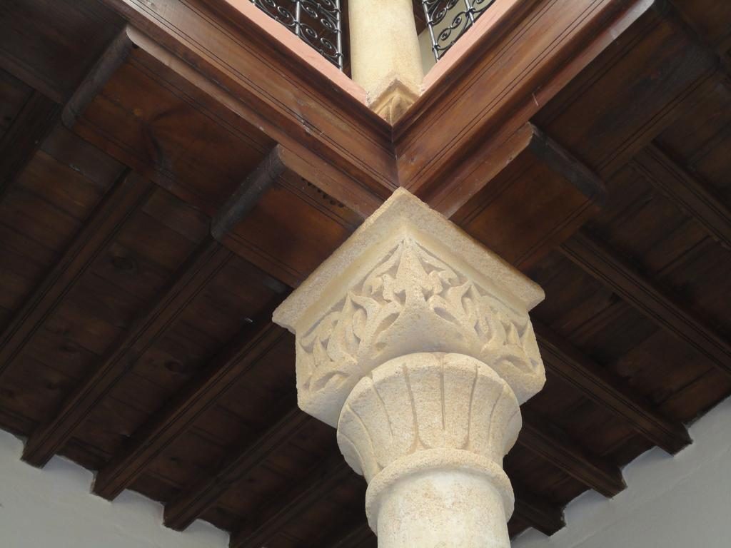 Plafond en bois de cèdre et chapiteau sculpté