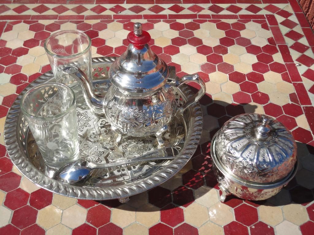 Plateau à thé marocain en métal argenté