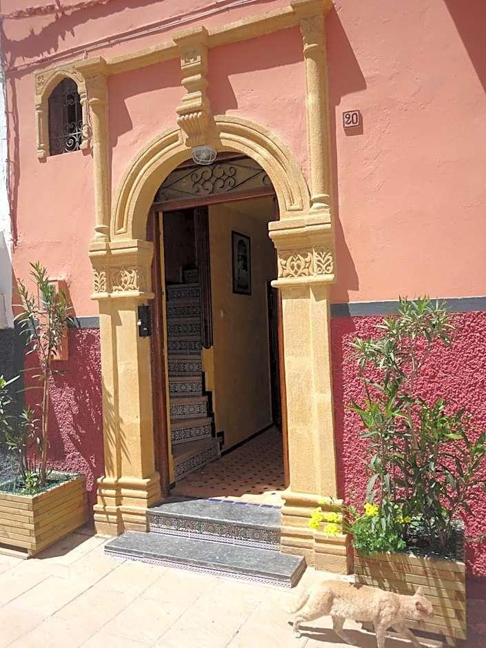 Porte d'entrée du riad encadrée de plâtre sculpté