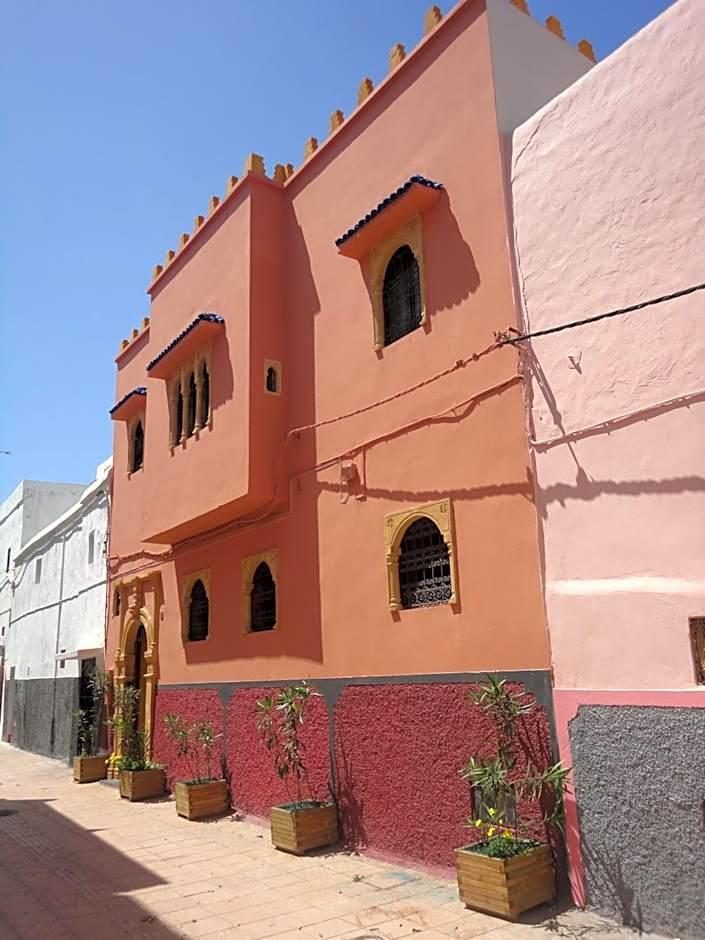 Ruelle calme de la médina menant au riad