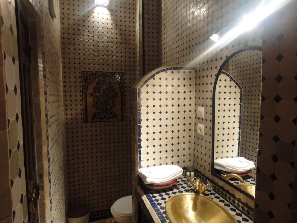 Salle de bains traditionnelle en zellige