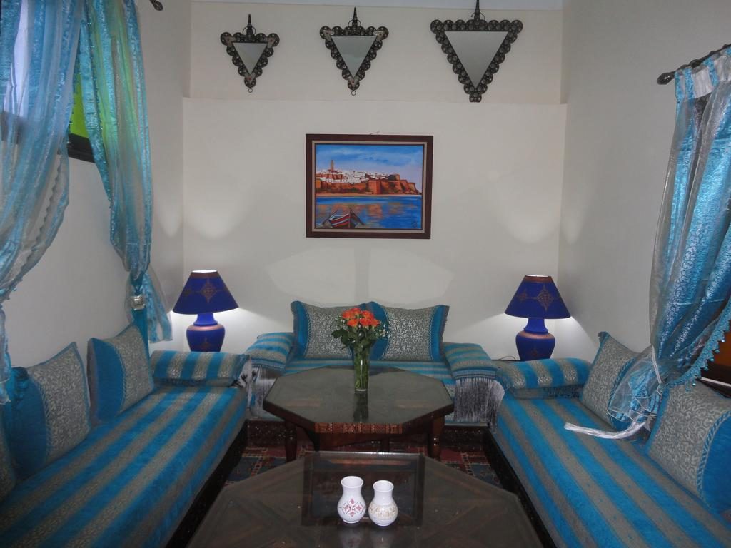 Salon marocain aux banquettes bleues