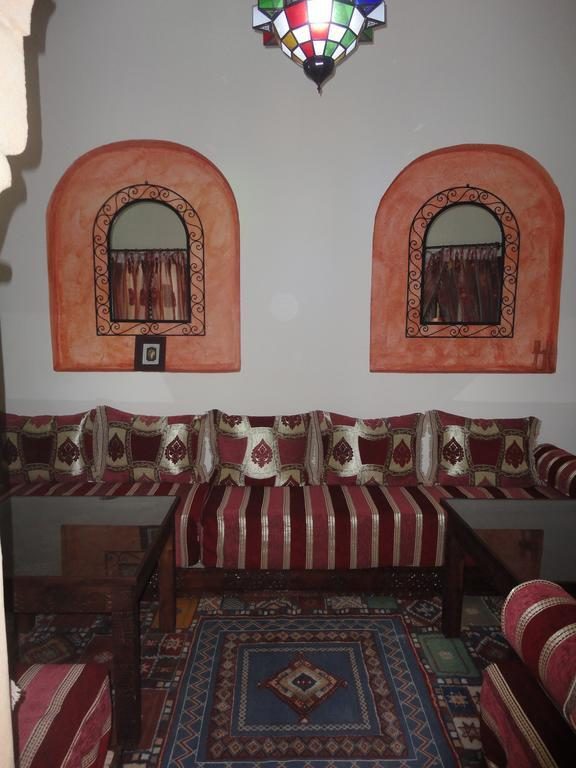 Salon marocain aux banquettes rouges