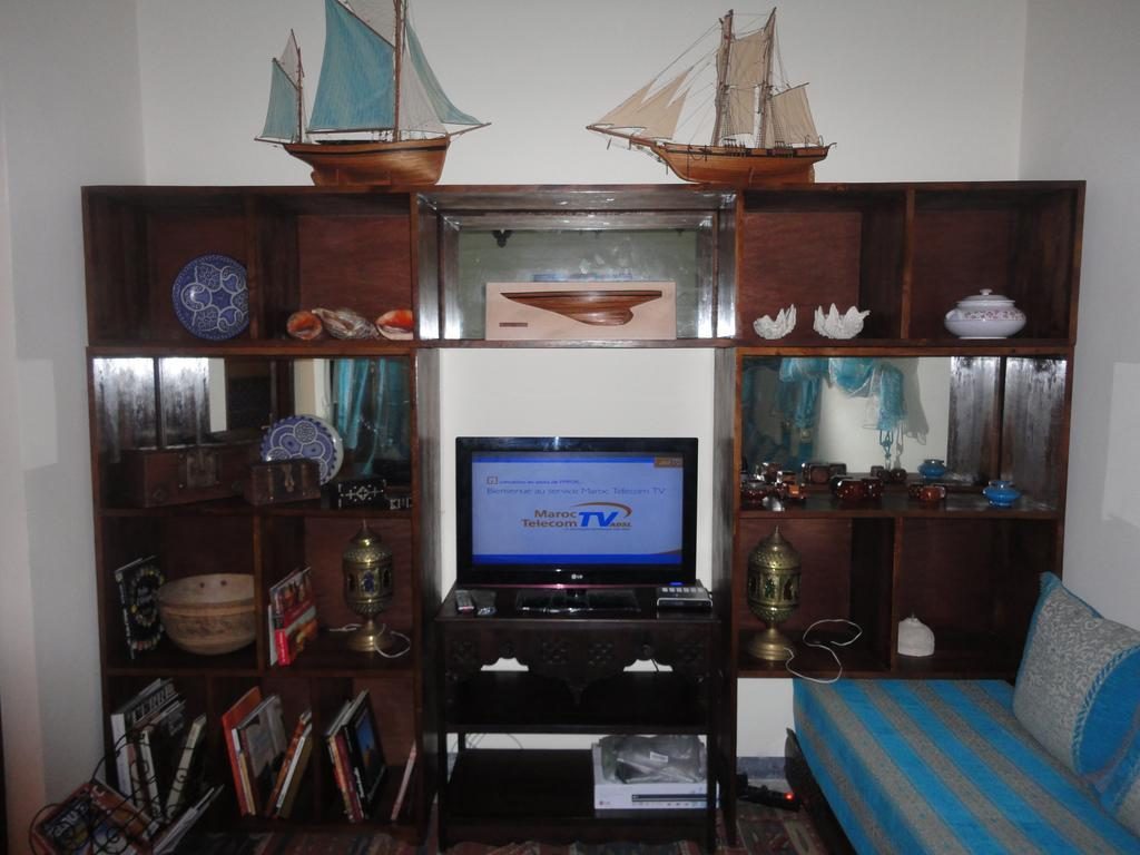 Salon commun avec télévision et bibliothèque