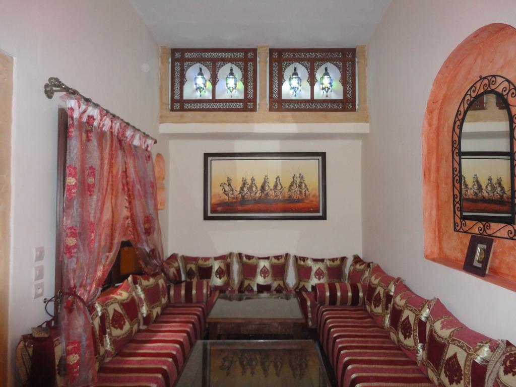 Salon marocain avec banquettes et vitraux