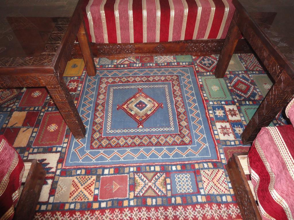 Tapis berbère et banquettes du salon
