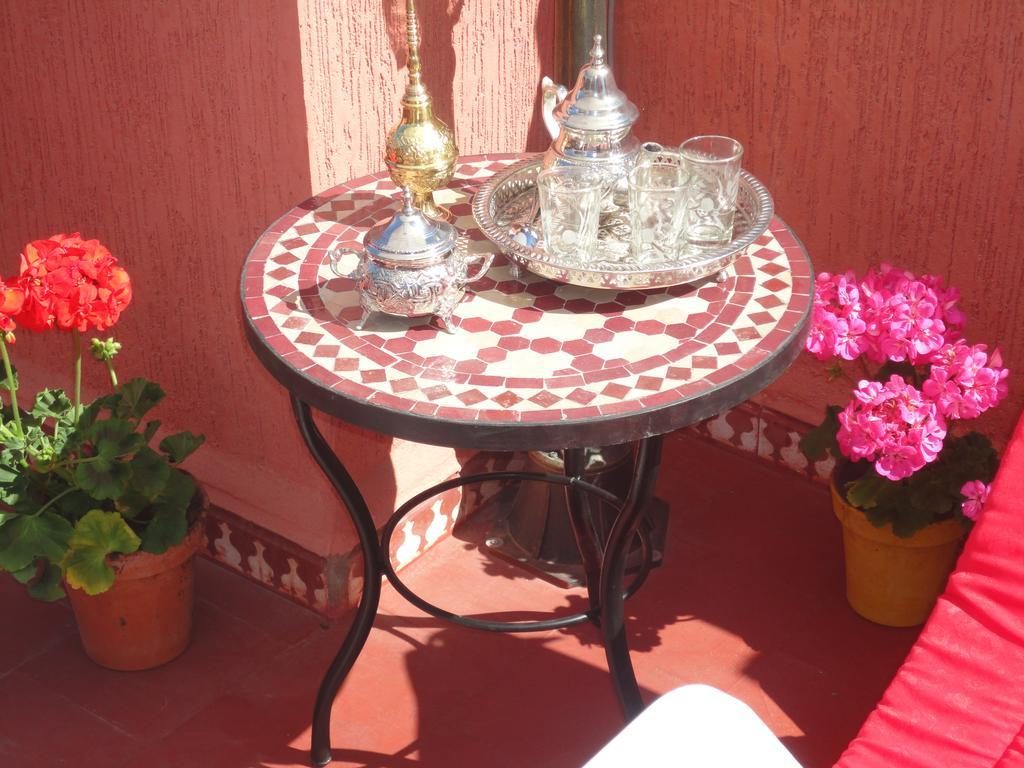 Thé à la menthe servi sur la terrasse