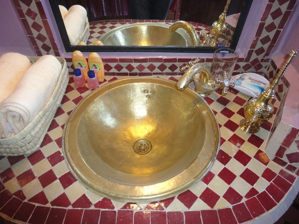 Vasque en cuivre martelé dans une salle de bains