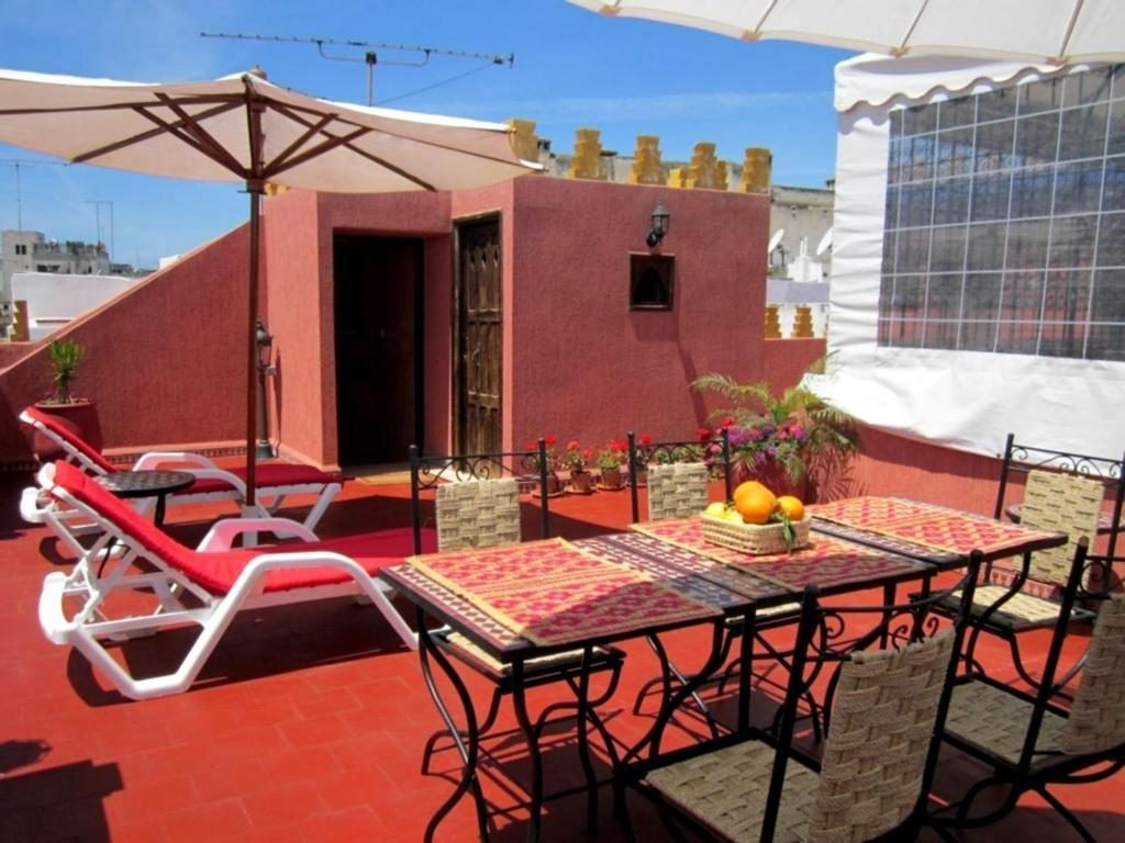 Terrasse ensoleillée du riad avec salon de jardin